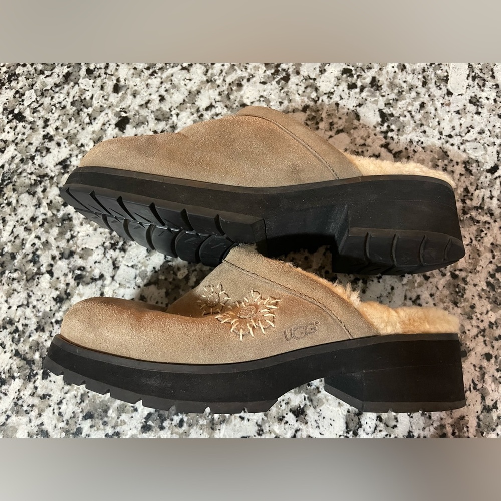 Ugg Tan Clog With Sherpa Lining Size 9 - image 5